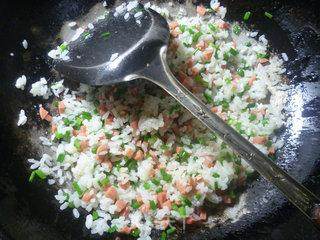 韭菜花火腿肠炒饭的做法步骤：7