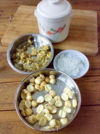 莲子菊花炖冰糖的做法步骤：1
