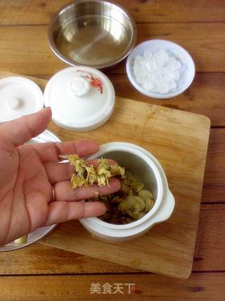 莲子菊花炖冰糖的做法步骤：3