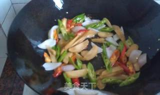 双椒鲜鱿的做法步骤：6