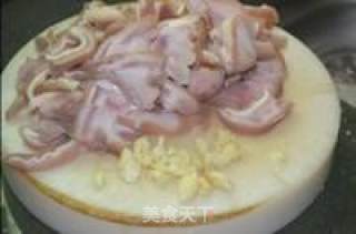 咸菜焖猪耳的做法步骤：1