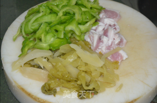 猪肉咸菜炒苦瓜的做法步骤：1