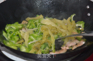 猪肉咸菜炒苦瓜的做法步骤：3