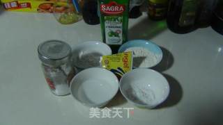 香菇鸡肉披萨的做法步骤：1