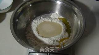 香菇鸡肉披萨的做法步骤：3