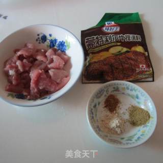 麻辣牙签肉串的做法步骤：1