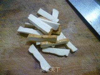洋葱肉皮炒香干的做法步骤：2