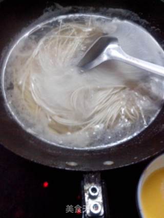 西红柿鸡蛋面的做法步骤：3
