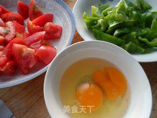 家常快手菜——青椒鸡蛋西红柿的做法步骤：1