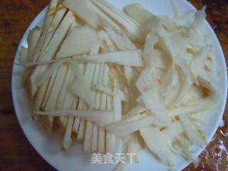 夏季营养汤汁---绿笋排骨汤的做法步骤：2
