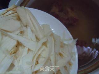 夏季营养汤汁---绿笋排骨汤的做法步骤：3