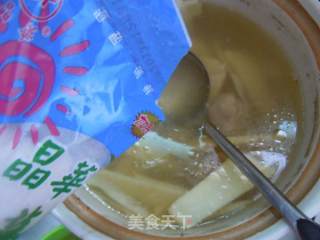 夏季营养汤汁---绿笋排骨汤的做法步骤：4
