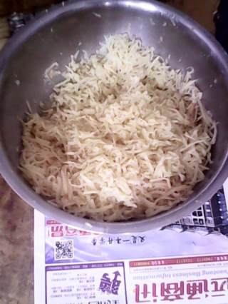 土豆丝饼的做法步骤：2
