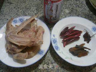 啤酒鸭翅膀的做法步骤：1