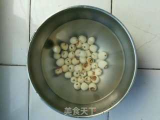 银耳莲子羹的做法步骤：1