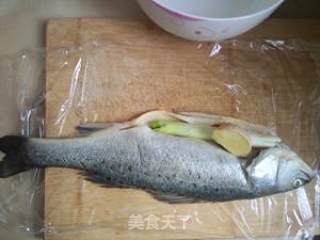 清蒸鲈鱼（加肉版）的做法步骤：1