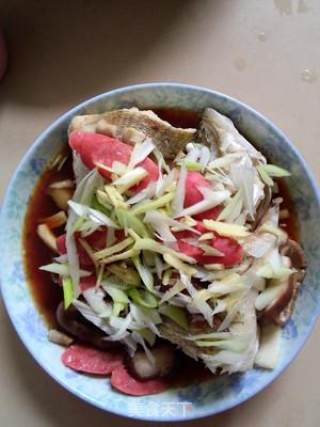 清蒸鲈鱼（加肉版）的做法步骤：4