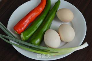 双椒炒鸡蛋的做法步骤：1