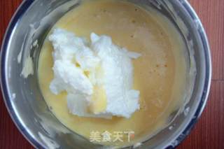 烤箱做蛋糕（戚风蛋糕的做法）的做法步骤：7