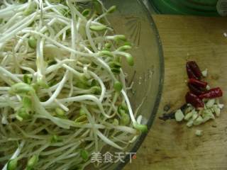 干煸黄豆芽的做法步骤：1