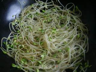 干煸黄豆芽的做法步骤：2