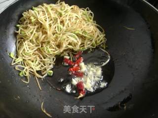 干煸黄豆芽的做法步骤：3