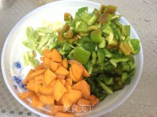 青椒炒鸡蛋 江上飞雪 王洪斌的做法步骤：1