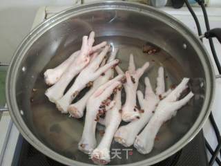 泡椒凤爪的做法步骤：1