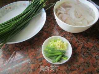韭菜苔爆炒鲜鱿鱼的做法步骤：1
