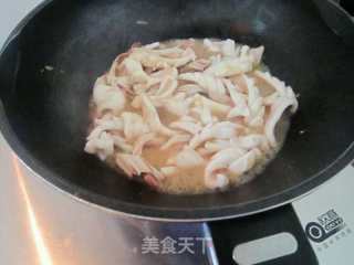 韭菜苔爆炒鲜鱿鱼的做法步骤：5