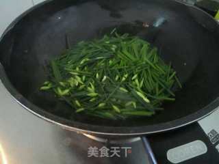 韭菜苔爆炒鲜鱿鱼的做法步骤：6