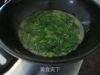 韭菜苔爆炒鲜鱿鱼的做法步骤：7
