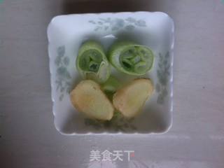 豆瓣鲫鱼的做法步骤：1