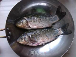 豆瓣鲫鱼的做法步骤：2