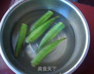 秋葵彩椒炒火腿肠的做法步骤：2