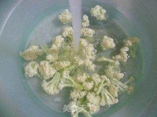 韭菜虾皮炒花菜的做法步骤：2