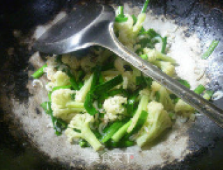 韭菜虾皮炒花菜的做法步骤：7