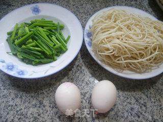 韭菜花鸡蛋炒面的做法步骤：1