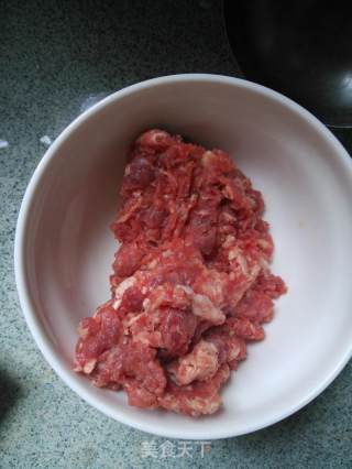 酸豆角炒牛肉沫的做法步骤：2