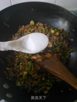 酸豆角炒牛肉沫的做法步骤：10