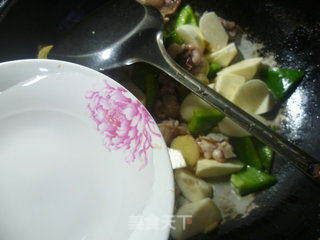 灯椒茭白烧牛蛙的做法步骤：8