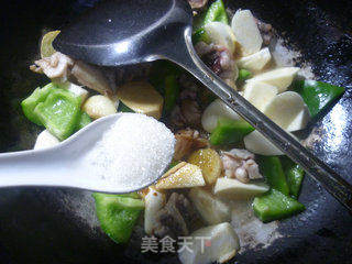 灯椒茭白烧牛蛙的做法步骤：10