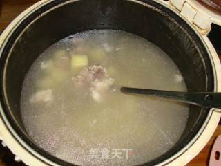 【薯仔排骨汤】的做法步骤：2