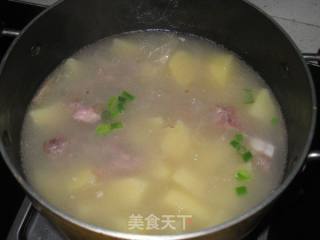 【薯仔排骨汤】的做法步骤：3