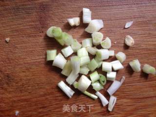 川菜经典——宫保鸡丁的做法步骤：1