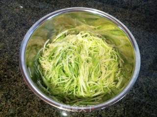 西葫芦鸡蛋饼的做法步骤：2