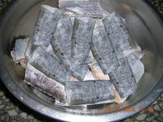 糖醋带鱼段的做法步骤：1
