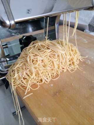 一个人得鸡蛋豆角肉丝面的做法步骤：2