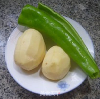 青椒土豆炒排骨的做法步骤：1