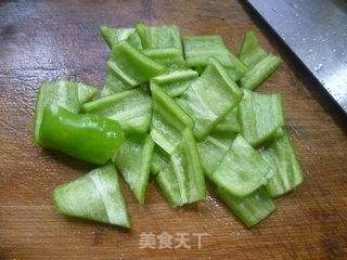 青椒土豆炒排骨的做法步骤：3